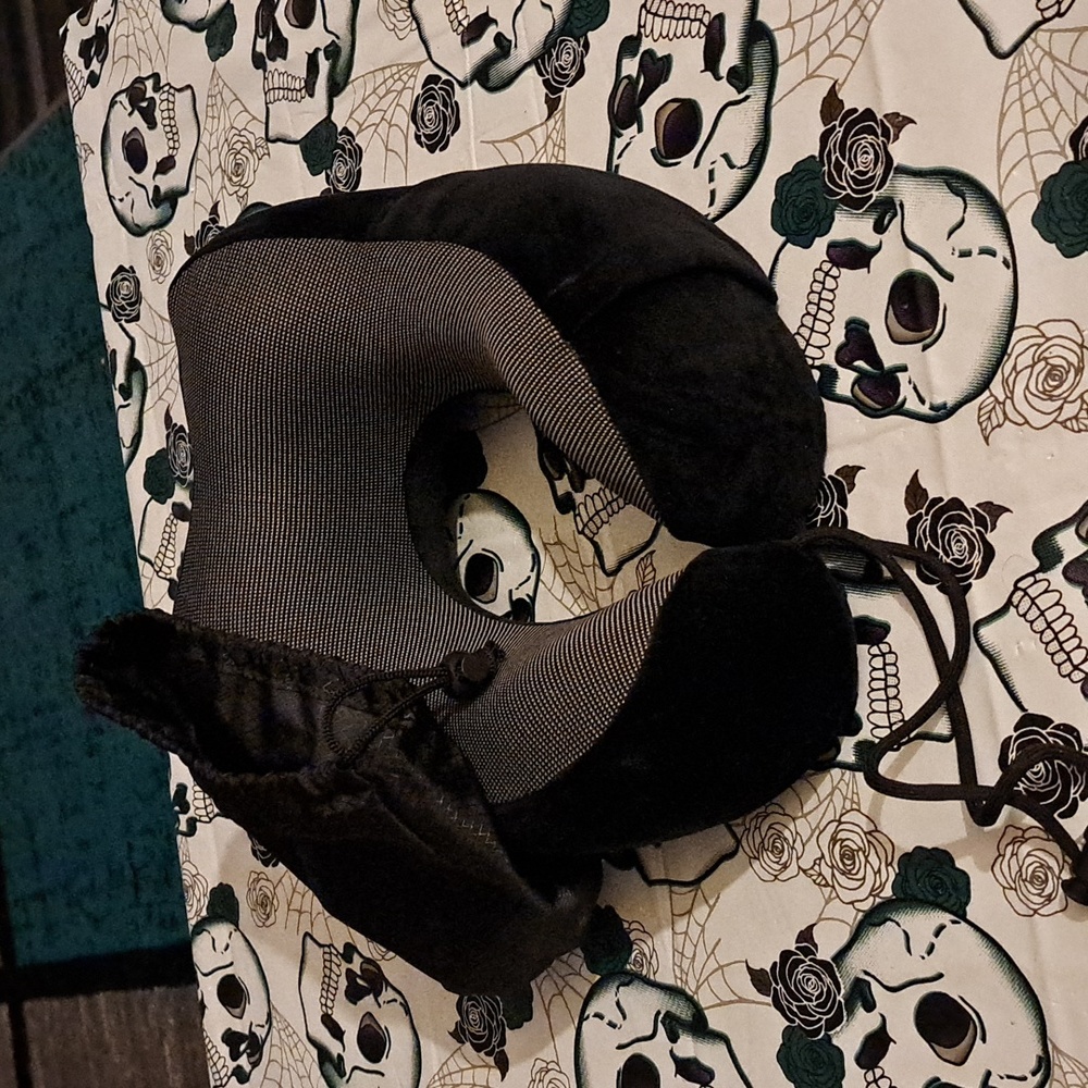 Traveling Neck Support Pillow With Memory Foam and  Travel Bag NWOT